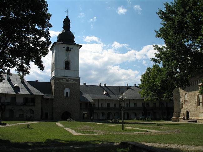 Монастырский двор, в центре которого видны остатки фундамента первого построенного храма Монастырский двор, в центре которого видны остатки фундамента первого построенного храма