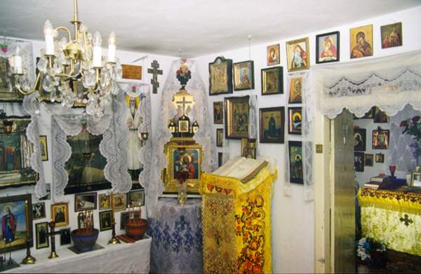 Внутри кельи