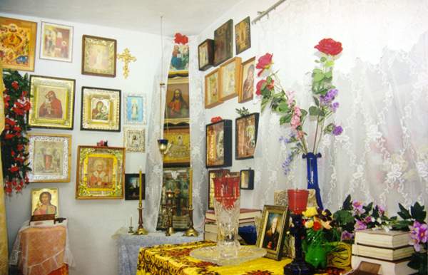 Внутри кельи