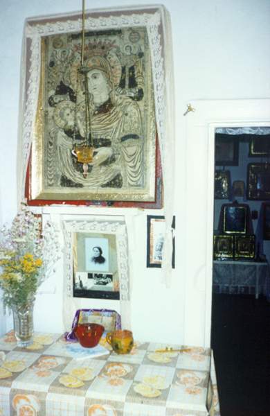 Внутри кельи