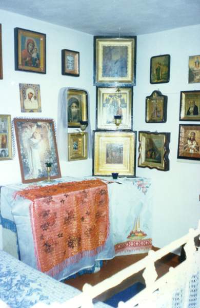 Внутри кельи