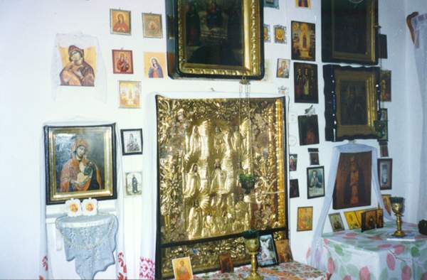 Внутри кельи