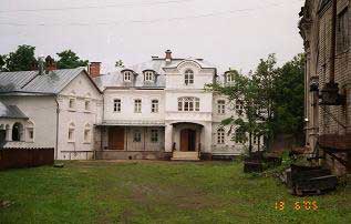 восстановленный игуменский корпус