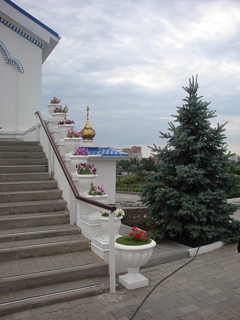 Крыльцо монастырского храма