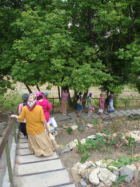 Наша группа спускается к святому источнику, что недалеко от монастыря