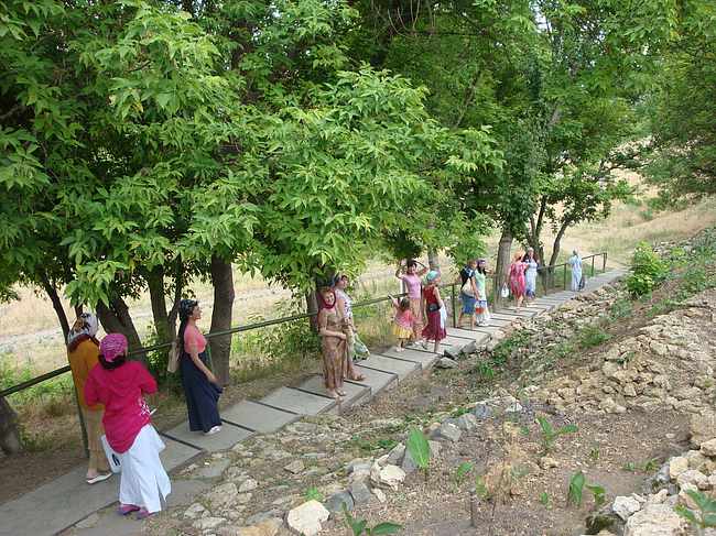 Наша группа спускается к святому источнику, что недалеко от монастыря