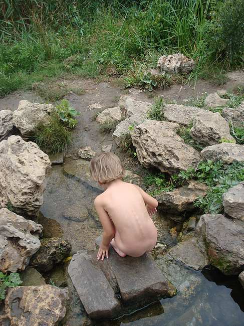 Ребенок возле святого источника