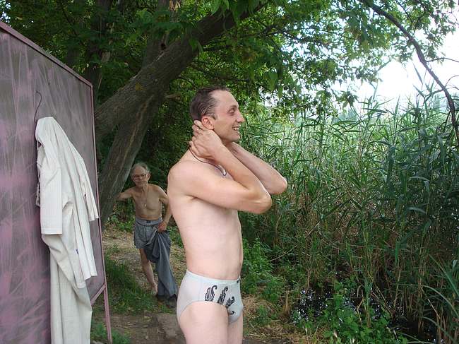 Искупался в источнике - реально ощущается благодать. Дедок на заднем плане, видно, тоже за благодатью пришел Искупался в источнике - реально ощущается благодать. Дедок на заднем плане, видно, тоже за благодатью пришел