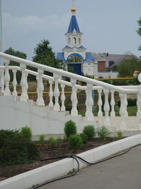 Монастырский двор. На переднем плане - крыльцо монастырского храма Монастырский двор. На переднем плане - крыльцо монастырского храма