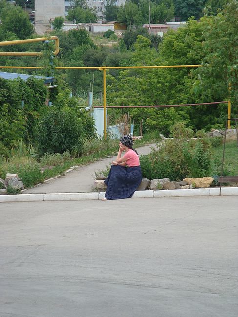 Одна из наших сотрудниц присела отдохнуть Одна из наших сотрудниц присела отдохнуть