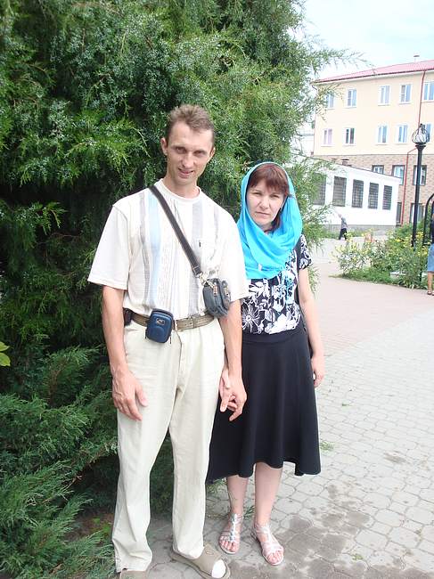 Мы с женой Ириной на больничном дворе Мы с женой Ириной на больничном дворе