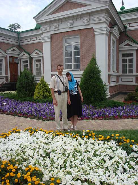 Мы с женой Ириной на больничном дворе Мы с женой Ириной на больничном дворе