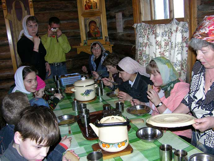 За трапезой