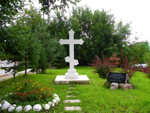 Памятный крест роду Головиных - основателям монастыря Памятный крест роду Головиных - основателям монастыря