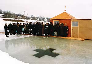 Река Ока. Очередь на купание. В палатке сделана купель (Иордань) Река Ока. Очередь на купание. В палатке сделана купель (Иордань)