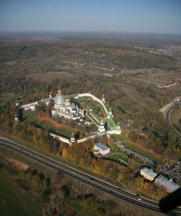Единственная не моя фотка - скачал с panoramino.ru, вид на монастырь с высоты птичьего полета.
