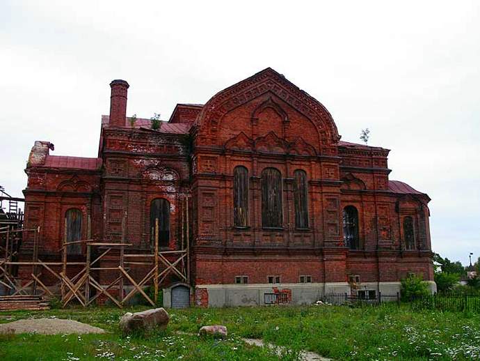 В 1913 построен, в 1919 обезглавлен...