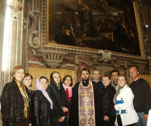 Отец Андрей Бойцов с церковным хором у картины «Уход преподобной Марии Египетской в пустыню» в пресбитерии церкви Санта Мария Эджициака  Отец Андрей Бойцов с церковным хором у картины «Уход преподобной Марии Египетской в пустыню» в пресбитерии церкви Санта Мария Эджициака