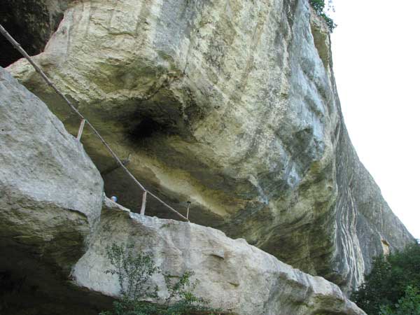 Посещение пещерного монастыря Челтер-Коба в день престольного праздника великомученика Феодора Стратилата. Посещение пещерного монастыря Челтер-Коба в день престольного праздника великомученика Феодора Стратилата.