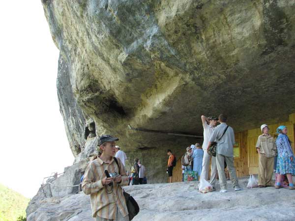 Посещение пещерного монастыря Челтер-Коба в день престольного праздника великомученика Феодора Стратилата. Посещение пещерного монастыря Челтер-Коба в день престольного праздника великомученика Феодора Стратилата.