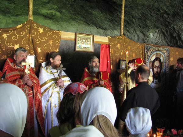 Посещение пещерного монастыря Челтер-Коба в день престольного праздника великомученика Феодора Стратилата. Посещение пещерного монастыря Челтер-Коба в день престольного праздника великомученика Феодора Стратилата.