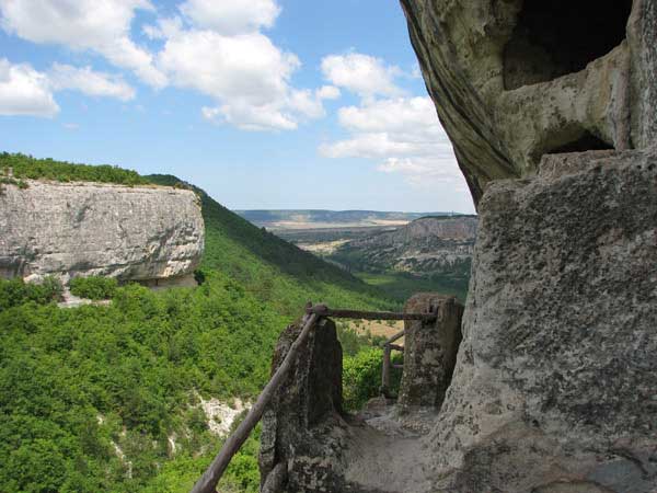 Посещение пещерного монастыря Челтер-Коба в день престольного праздника великомученика Феодора Стратилата. Посещение пещерного монастыря Челтер-Коба в день престольного праздника великомученика Феодора Стратилата.