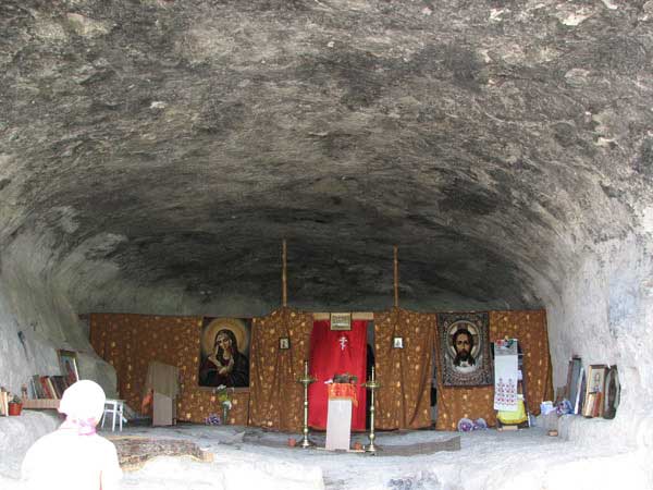 Посещение пещерного монастыря Челтер-Коба в день престольного праздника великомученика Феодора Стратилата. Посещение пещерного монастыря Челтер-Коба в день престольного праздника великомученика Феодора Стратилата.