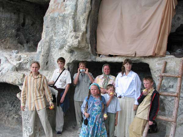 Посещение пещерного монастыря Челтер-Коба в день престольного праздника великомученика Феодора Стратилата. Посещение пещерного монастыря Челтер-Коба в день престольного праздника великомученика Феодора Стратилата.