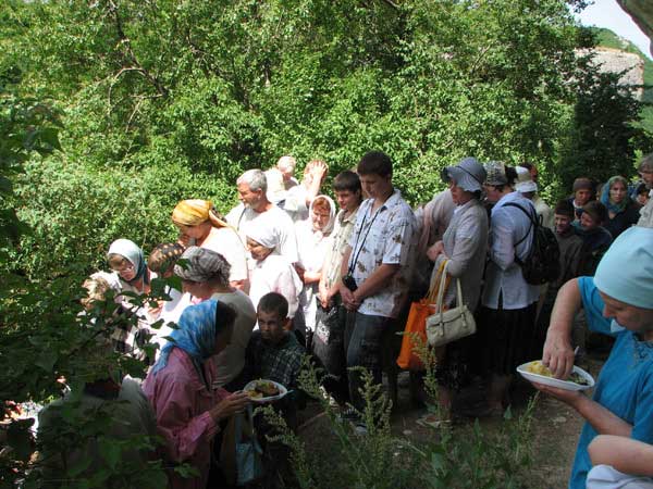 Посещение пещерного монастыря Челтер-Коба в день престольного праздника великомученика Феодора Стратилата. Посещение пещерного монастыря Челтер-Коба в день престольного праздника великомученика Феодора Стратилата.