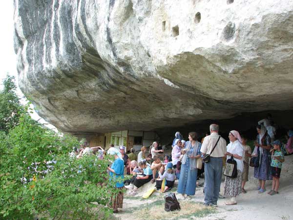 Посещение пещерного монастыря Челтер-Коба в день престольного праздника великомученика Феодора Стратилата. Посещение пещерного монастыря Челтер-Коба в день престольного праздника великомученика Феодора Стратилата.