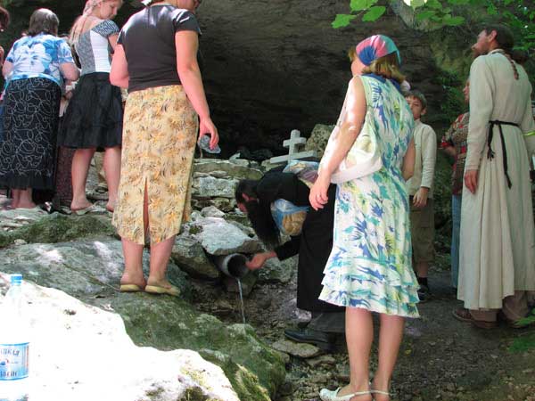 Посещение пещерного монастыря Челтер-Коба в день престольного праздника великомученика Феодора Стратилата. Посещение пещерного монастыря Челтер-Коба в день престольного праздника великомученика Феодора Стратилата.