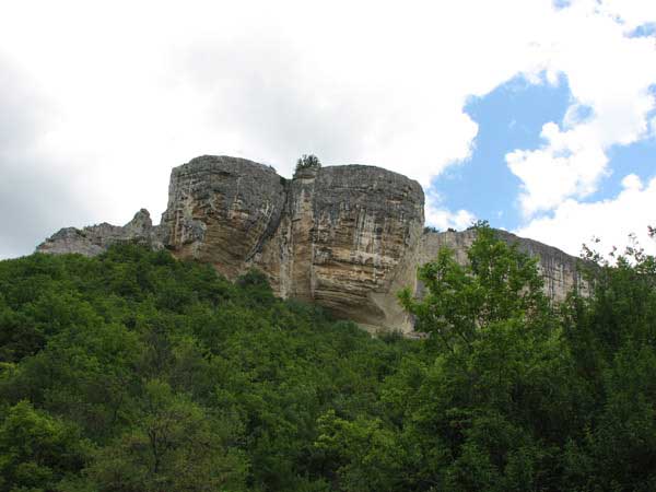 Посещение пещерного монастыря Челтер-Коба в день престольного праздника великомученика Феодора Стратилата. Посещение пещерного монастыря Челтер-Коба в день престольного праздника великомученика Феодора Стратилата.
