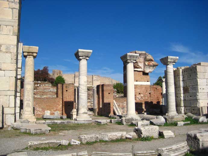 Сохранившаяся часть алтаря (там же) Сохранившаяся часть алтаря (там же)