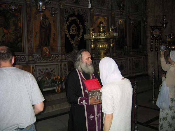 Лидда. Храм Великомученика Георгия Победоносца. Ковчег со святыми мощами Великомученика Георгия выносятся для поклонения паломникам.