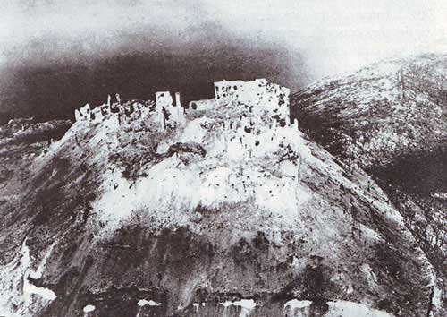 Вид монастыря после налета англо-американской авиации (1944 г.) Вид монастыря после налета англо-американской авиации (1944 г.)