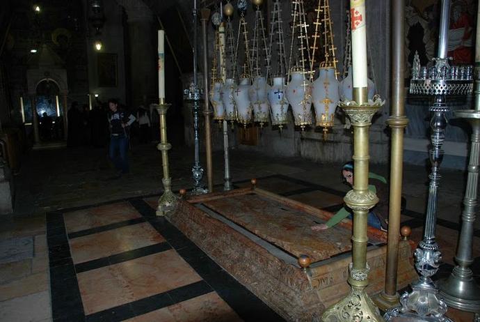 Камень помазания - на нем тело Господа было, согласно ветхозаветной традиции, помазано благовонным составом. Камень помазания - на нем тело Господа было, согласно ветхозаветной традиции, помазано благовонным составом.