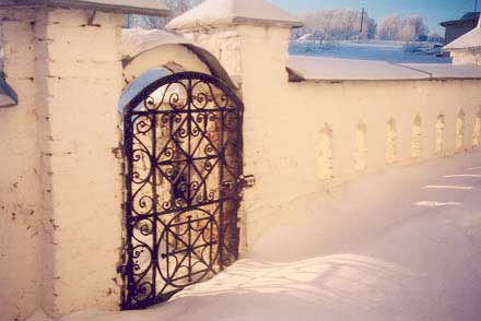 Ворота в ограде