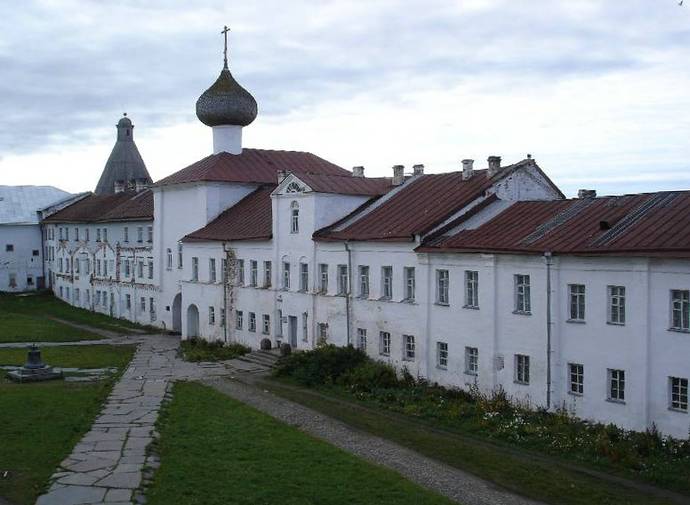 Соловецкий монастырь. Надвратная Благовещенская ц. и братские корпуса. Соловецкий монастырь. Надвратная Благовещенская ц. и братские корпуса.