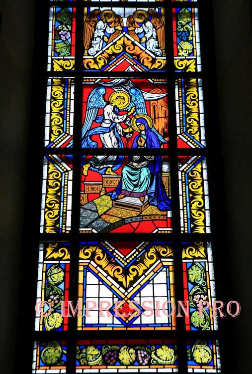 Витраж католического костела Успения Пресвятой Девы Марии Витраж католического костела Успения Пресвятой Девы Марии