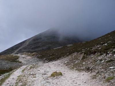 облака скрывают вершину горы