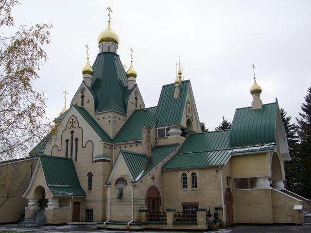 Храм, вид со стороны братского корпуса. Храм, вид со стороны братского корпуса.