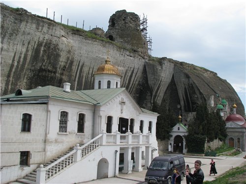 На второй день мы поехали в Инкерман. Монастырь в скале где по преданиям первую церьковь собственоручно высек Климент папа Римский На второй день мы поехали в Инкерман. Монастырь в скале где по преданиям первую церьковь собственоручно высек Климент папа Римский