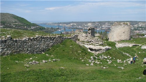 на берегу виден Севастополь: на берегу виден Севастополь: