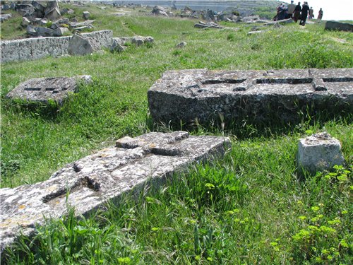 здесь наверху, на скале было продолжение Инкерманского монастыря,эти надгробия видно оттуда: здесь наверху, на скале было продолжение Инкерманского монастыря,эти надгробия видно оттуда: