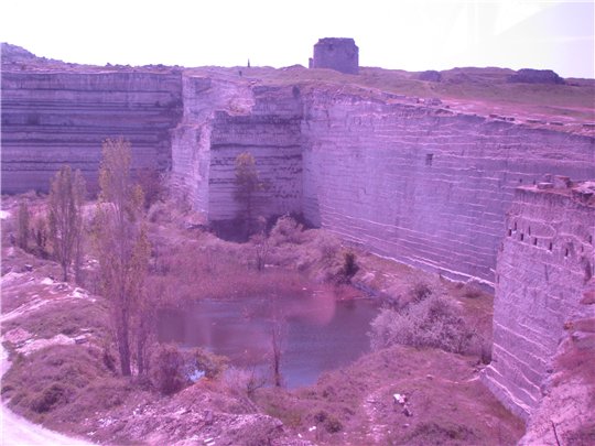 с другой стороны скалы карьер где добыват (кажется и сейчас,но не так масcово) камень: с другой стороны скалы карьер где добыват (кажется и сейчас,но не так масcово) камень: