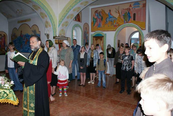 Рано утром с настоятелем отцом Валерием отслужили молебен с коленопреклонением. 