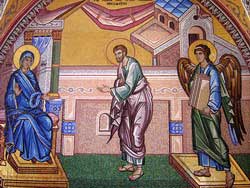 На этой мозаике изображено, как апостол Лука берет благословение у Богородицы нарисовать Ее, а рядом стоит Ангел и держит три будущие иконы