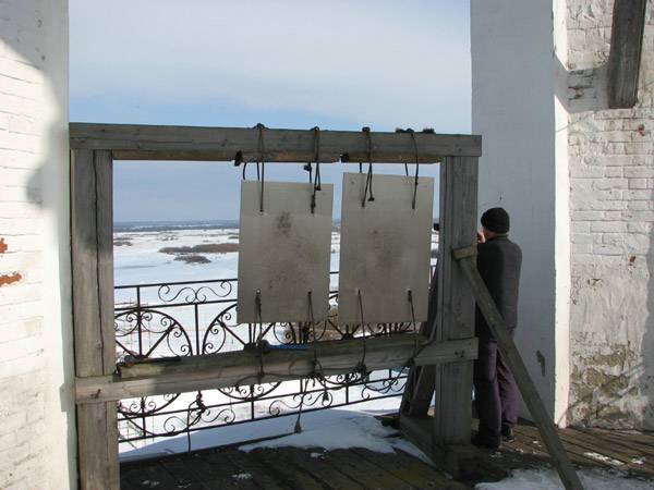 На колокольне. Било.