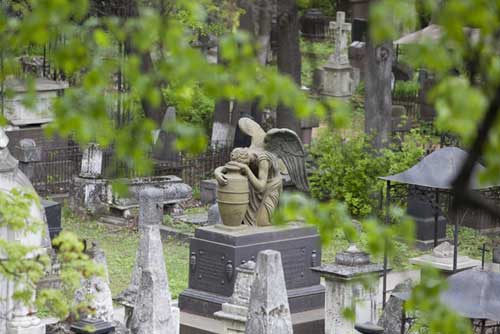 Такой живописный вид на некрополь открывается с монастырских стен. Впрочем, полюбоваться им может далеко не каждый. Проход на стены пока закрыт. Сейчас в Донском действует паломнический центр, организуются экскурсии по территории монастыря. В скором времени в экскурсионный маршрут планируется включить и прогулки по монастырским стенам