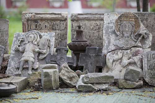 В советское время в Донской свозили обломки старинных надгробий с других кладбищ Москвы. Сейчас они разобраны и выставлены вдоль аллеи, ведущей к Малому собору